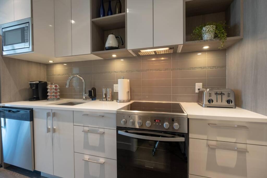 Clean 4Th Floor 1 Bedroom Apt In Old Town China Town Victoria Bagian luar foto