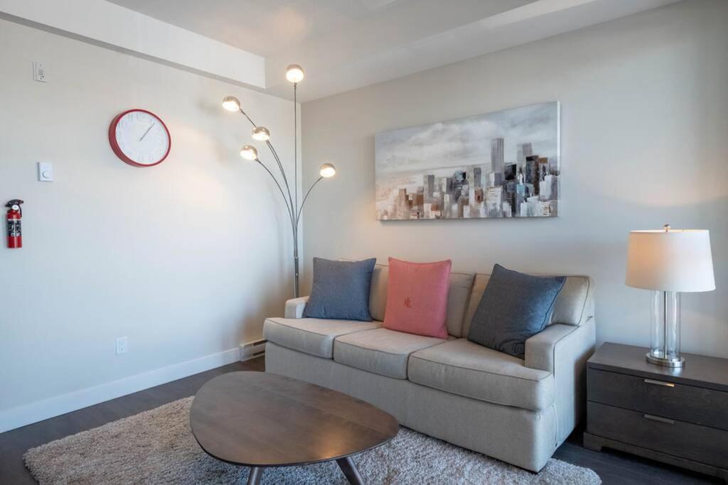 Clean 4Th Floor 1 Bedroom Apt In Old Town China Town Victoria Bagian luar foto