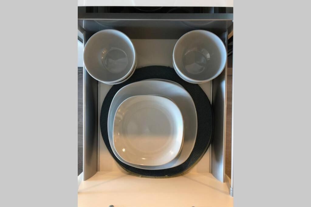 Clean 4Th Floor 1 Bedroom Apt In Old Town China Town Victoria Bagian luar foto