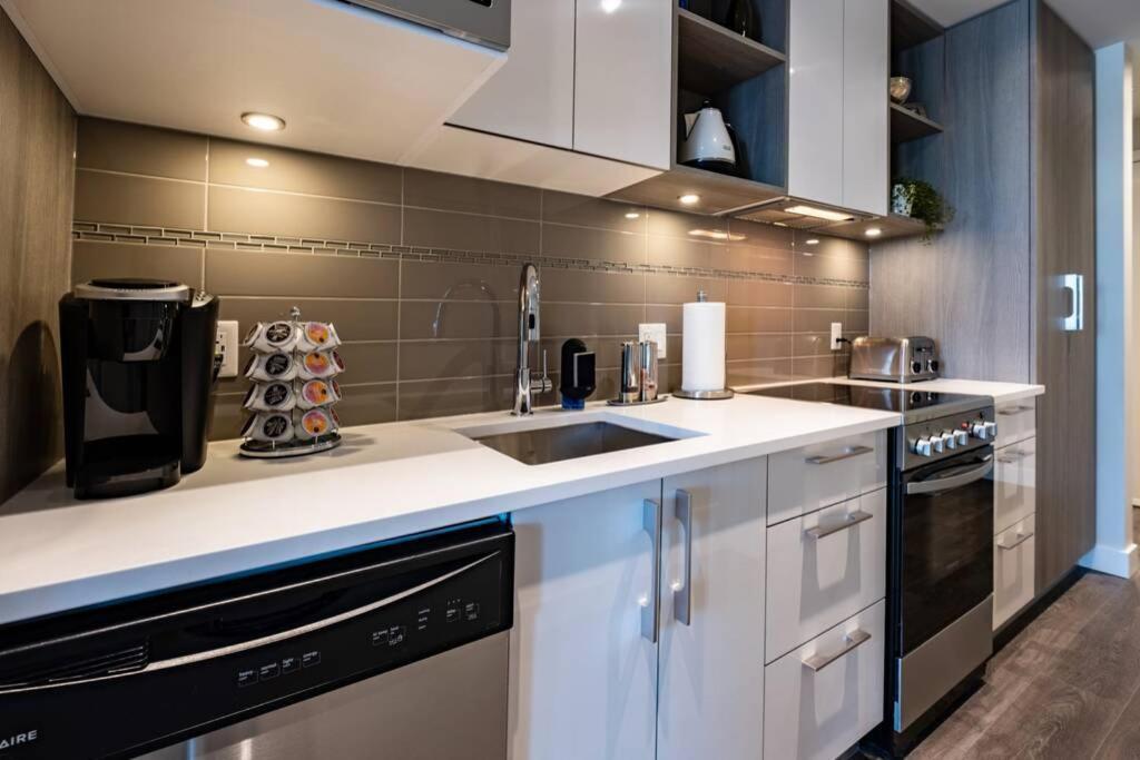 Clean 4Th Floor 1 Bedroom Apt In Old Town China Town Victoria Bagian luar foto